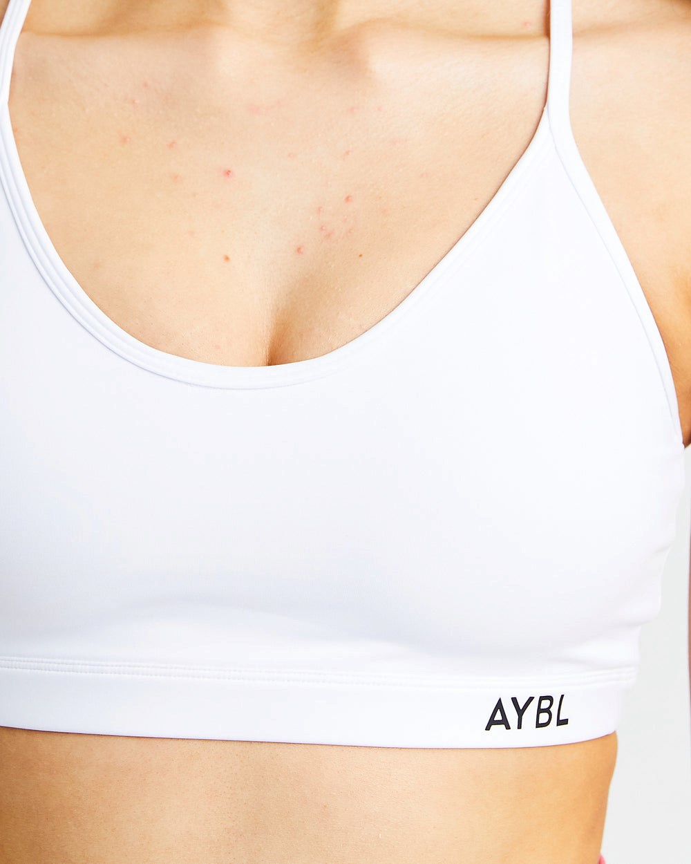 AYBL Essential V Neck Sports Bra Blancas | YEJRA6329